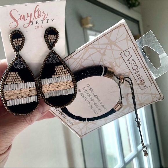 Seed bead earring and Swarovski bracelet, gold tone - Picture 2 of 8